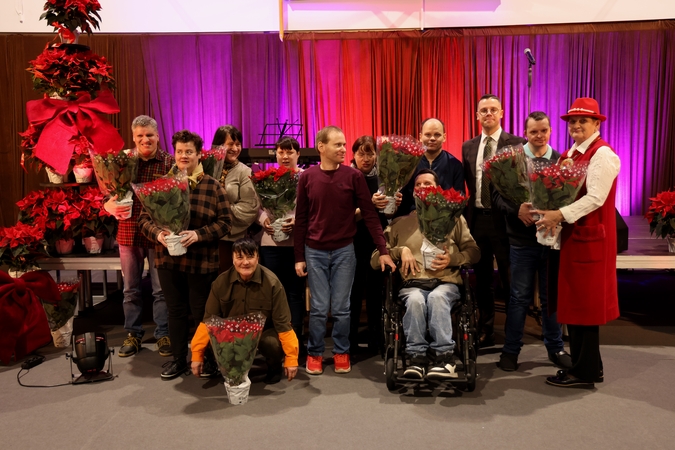 Vieta: Jonučių progimnazijoje į šventinį renginį susirinko Garliavos neįgaliųjų draugijos nariai.