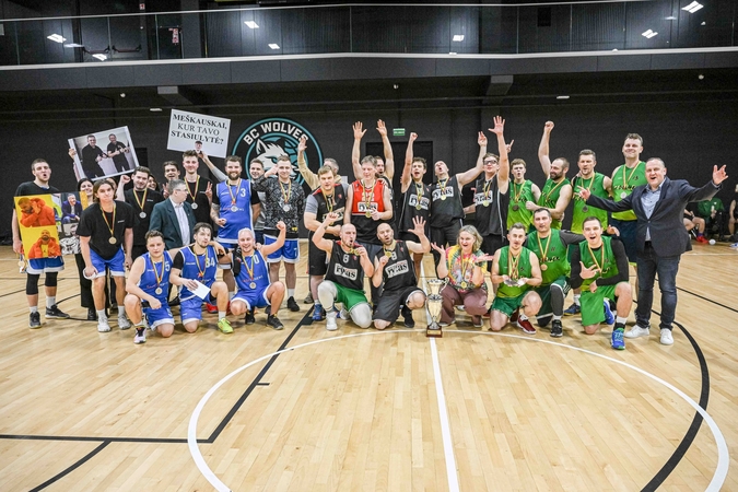 Žurnalistų krepšinio čempionatas turi naujus čempionus – pergalę lėmė įspūdingas tritaškis