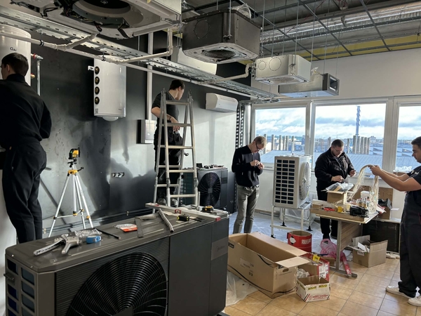 Praktika: Energetikos skyriaus mokiniai mokosi dirbdami „Airwave Lietuva“ dovanotais šilumos siurbliais „oras–oras“, „oras–vanduo“, VRF tipo kondicionavimo sistema su įvairių tipų vidiniais blokais.