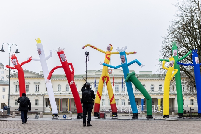 Instaliacija – bestuburių oro žmogeliukų parkas