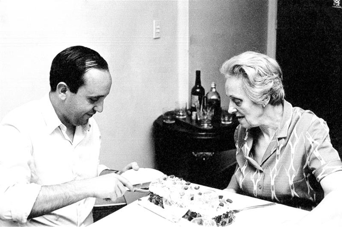 Ryšys: būsimasis Katalikų Bažnyčios vadovas, tuomet dar Jorge Mario Bergoglio, namuose pas mamą, XX a. 8-ajame dešimtmetyje.