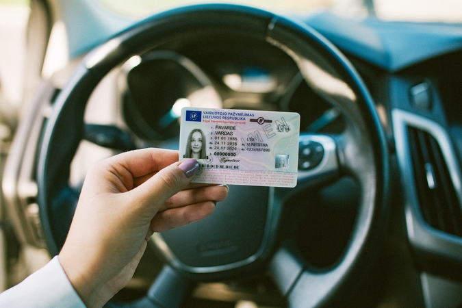 Apgavo: šiemet „Regitra“ gavo kelias dešimtis pranešimų iš asmenų, tvirtinusių, kad vairuotojų pažymėjimus įsigijo internete.