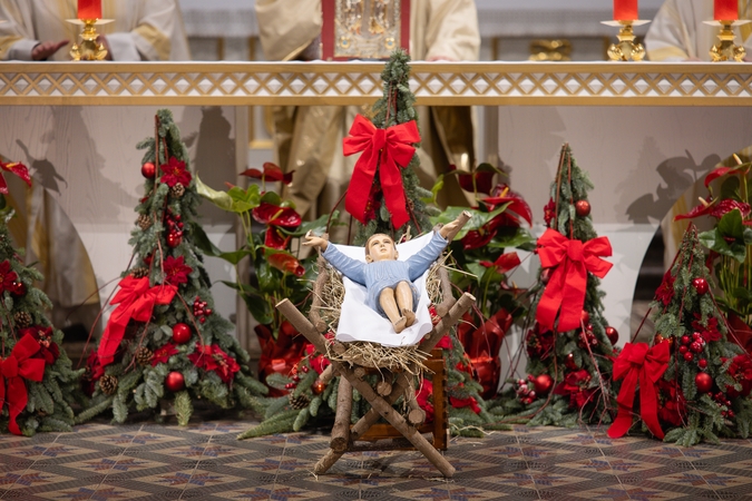 Dovana: K. Kėvalo teigimu, Kalėdos kasmet naujai primena, kad pasaulis nėra paliktas likimo valiai, jos skelbia žinią apie Dievą, kuris pamilo žmogų ir apsilankė tarp mūsų gimdamas Betliejaus Kūdikiu.