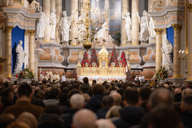 Tendencija: kalėdiniu laikotarpiu į bažnyčias plūsta minios, nors kai kurie tik dėl tradicijos, o ne ieškodami dvasingumo. Vis dėlto gal dėl COVID-19 pandemijos paliktos tuštumos ar įtampų pasaulyje vis daugiau kas vidinio saugumo ieško religijoje.