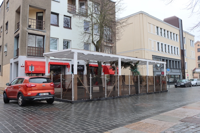 Ribojimai: verslininkams, neišmontavusiems lauko terasų, siūloma mokėti miesto biudžetui tiek, kiek jų įranga užimtos vietos atneštų rinkliavos už automobilių stovėjimą.