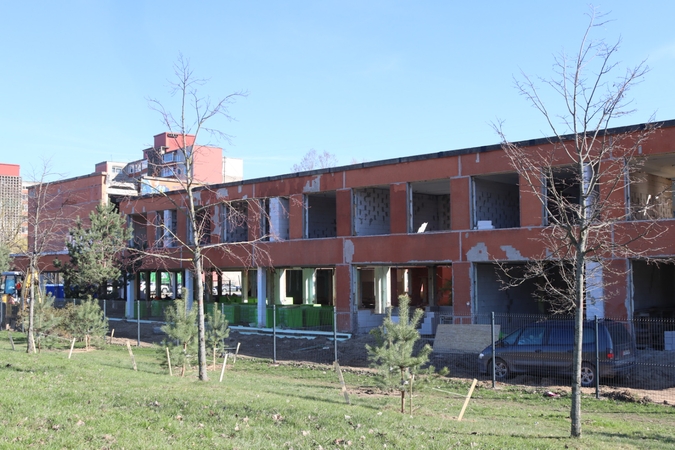 Klausimas: nors aplinka pamažu keičiasi, vis dėlto nežinia, kada bus visiškai sutvarkytas buvęs Socialinių mokslų fakulteto pastatas.