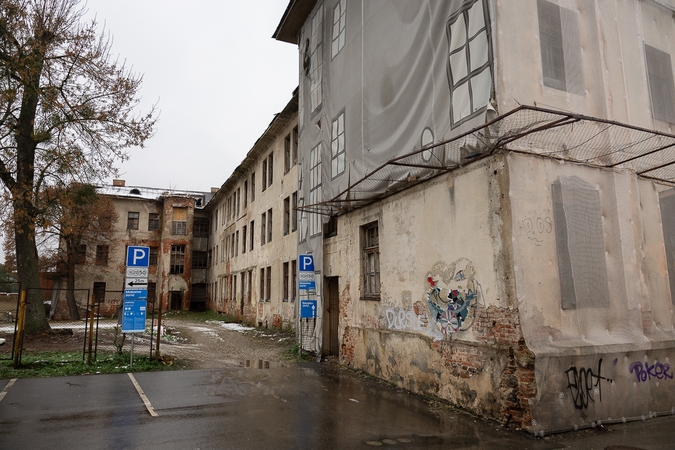 Vaizdas: ne visi vairuotojai ryžtasi automobilį statyti už tvoros, šalia apleisto pastato sienų.