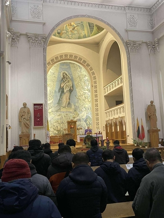 Pokytis: pirmą kartą mišios anglų kalba Klaipėdos Marijos Taikos Karalienės bažnyčioje buvo aukojamos šįmet sausio 26-ąją, tad greitai bus metai, kai uostamiestyje vykdoma ši iniciatyva.