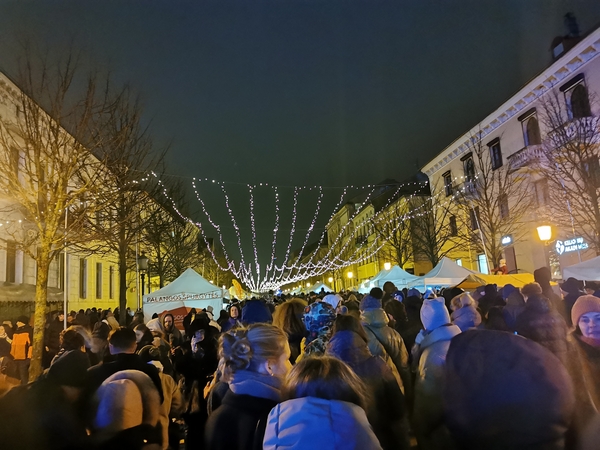 Šurmulys: lankytojai jau nuo pirmųjų valandų aktyviai vaikščiojo po mugę – ieškojo skanėstų, pramogų ir dovanų artimiesiems.