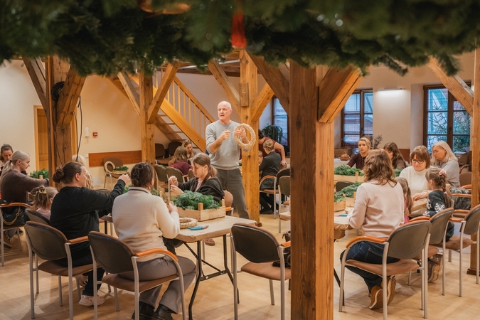 Tendencija: per tris dienas Etnokultūros centre nupinta 150 vainikų.