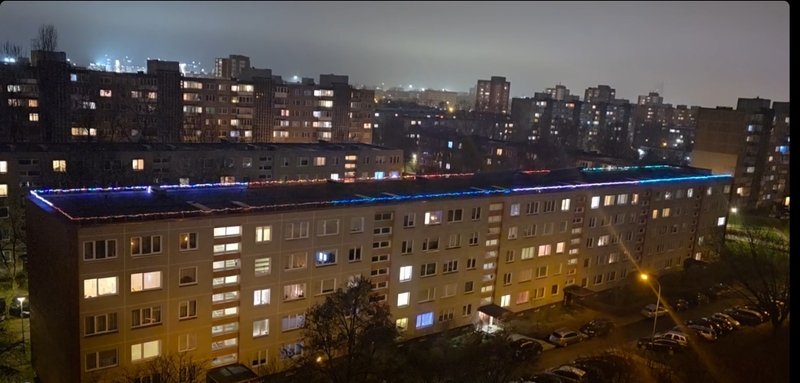 Pasipuošė: Statybininkų prospekto gyventojams patinka žvalgytis į kaimynystėje šviečiantį daugiabutį.