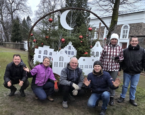 Rezultatas: bendruomenės vyrai sumeistravo kalėdinius namelius, o moterys juos dažė ir puošė.