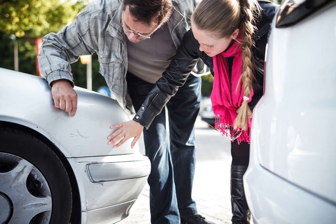 Situacija: net nežymus kito automobilio įbrėžimas yra traktuojamas kaip eismo įvykis.