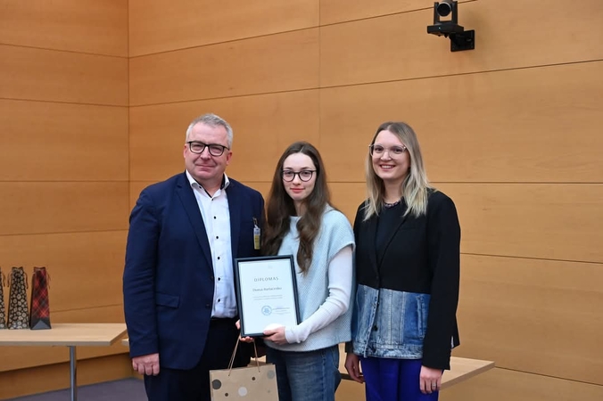Pasiekimas: KU studentės D. Burlačenko (centre) tyrimas triumfavo nacionaliniame konkurse.
