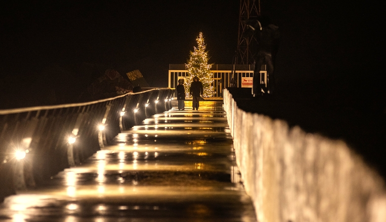 Iniciatyva: klaipėdiečiai ir miesto svečiai kasmet Kalėdų laikotarpiu jau įprato lankyti ant šiaurinio molo papuoštą mišku kvepiančią žaliaskarę.
