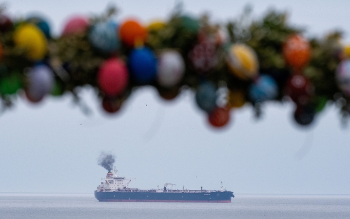 Svarstymai: ES ir G7 derasi dėl draudimo, teikiant jūrų transporto paslaugas Rusijos naftos eksportui.