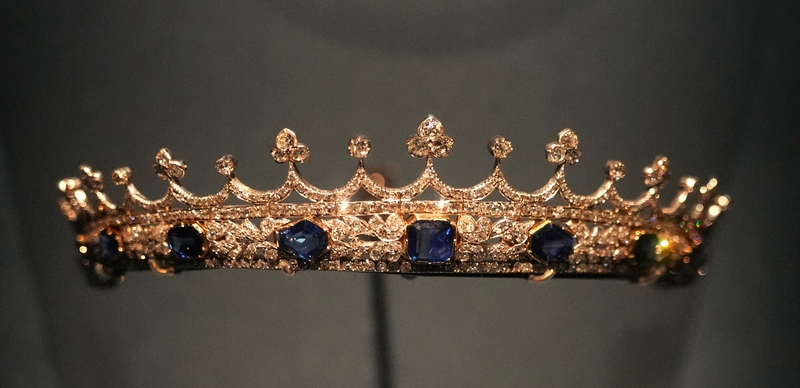 Paroda: Paryžiuje vos atslūgus įtampai po Luvro apiplėšimo, vėl eksponuojamos karališkosios brangenybės.