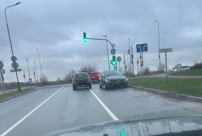 Kliūtis: kai kurie klaipėdiečiai mano, kad prie pat šviesoforo automobilį palikęs jo savininkas turėtų būti nubaustas.