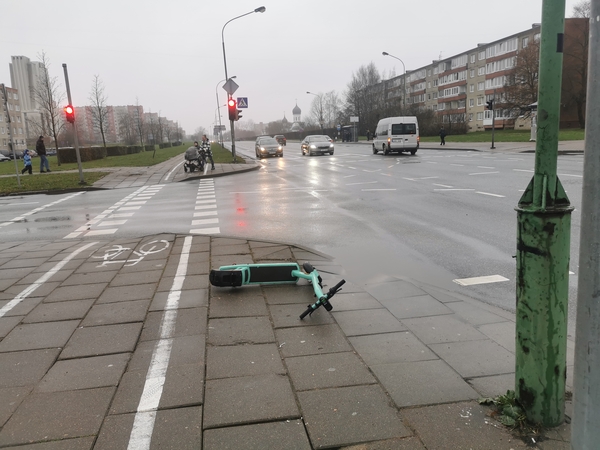 Maišatis: mieste vėl daugėja netvarkingai paliktų elektrinių „Bolt“ paspirtukų.