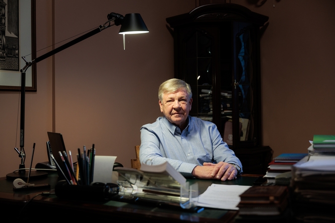 Pabaiga: jau sausį prie šio stalo sėdės naujasis Kauno valstybinės filharmonijos vadovas.