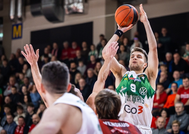 Skirtumas: ne starto penketo žaidėjai (tarp jų – D. Giedraitis, su kamuoliu) pelnė „Žalgiriui“ iš viso 43 taškus, „Juventus“ ekipos krepšininkai – 5.