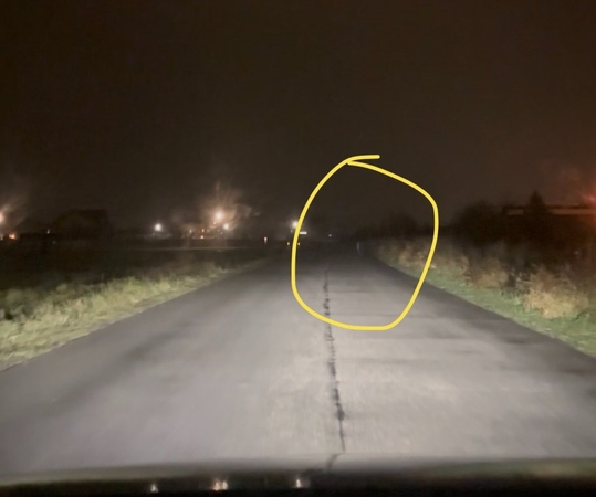 Nemalonumai: neapšviesta gatve ėjusių dviejų merginų kelionė galėjo baigtis liūdnai, kadangi nė viena jų nesegėjo atšvaito.