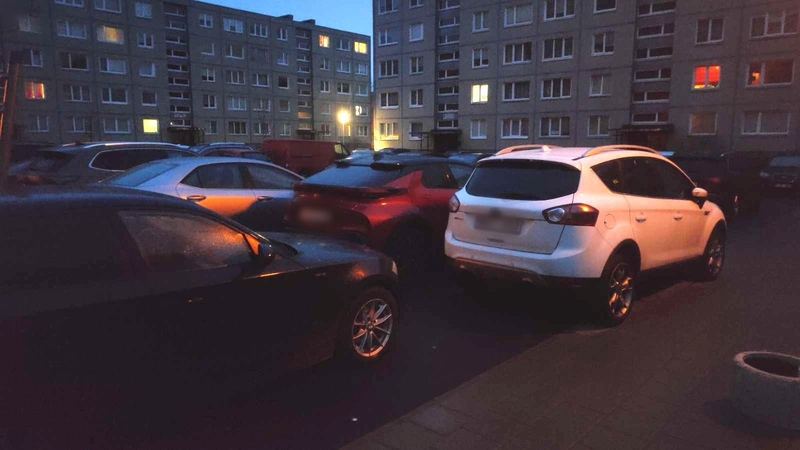 Kliūtys: klaipėdietis negalėjo išvažiuoti į darbą – automobilis buvo visiškai užstatytas.