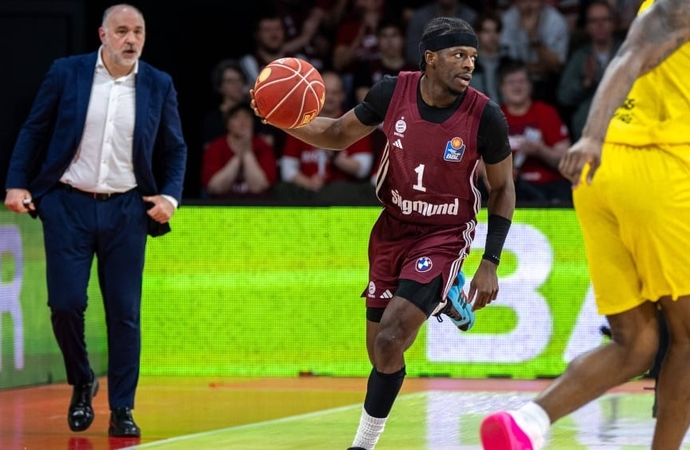 Pažįstami: žalgirietis S. Francisco (su kamuoliu) yra atstovavęs Miuncheno „Bayern“ ekipai, kai ją treniravo P. Laso (kairėje).