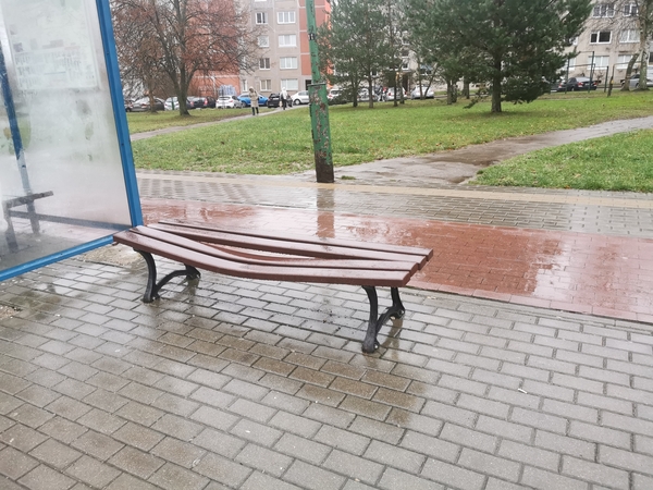 Pažeidimas: Pasažo stotelėje apgadintas suoliukas – dar vienas vandalizmo pėdsakas.