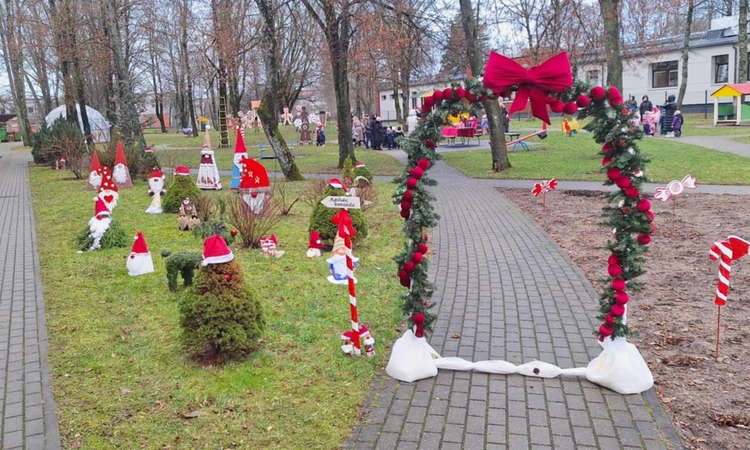 Akcentas: ateinančius pasigrožėti puošmenomis pasitinka nykštukai su raudonomis kepurėmis.