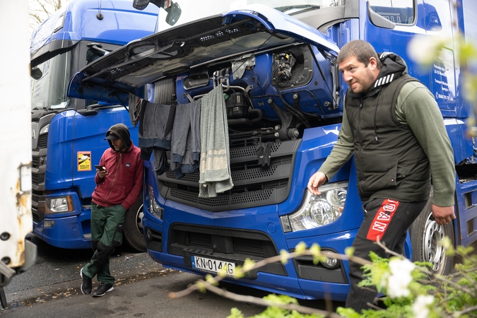 Išeitis: drabužių džiovinimui kartais tinka ir variklio dangtis.
