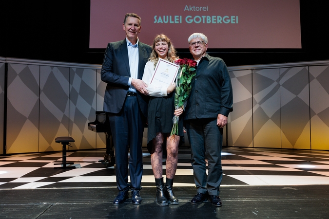 Veidai: NKDT gimtadienio šventės akimirkos – scenoje šiųmečiai laureatai ir teatro bičiuliai.