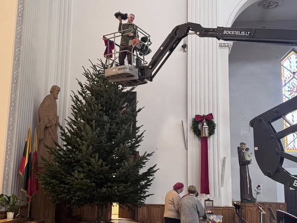 Pasiruošimas: uostamiesčio bažnyčios gražinamos kalėdinėmis puošmenomis.