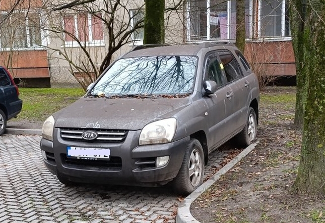 Nereikalingas: vienas apleistas automobilis jau pusmetį stovi Reikjaviko g. 1.