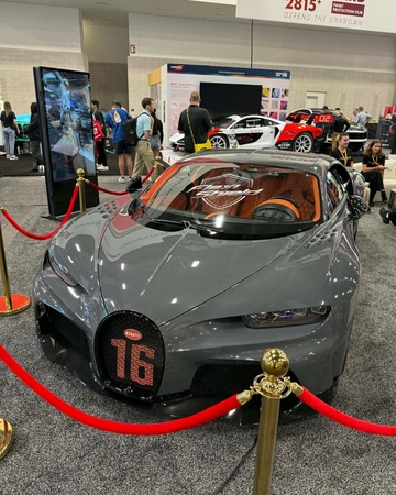 Mastas: erdvėse, savo dydžiu prilygusiose kelioms dešimtims futbolo stadionų, tilpo tūkstančiai automanų svajonių.