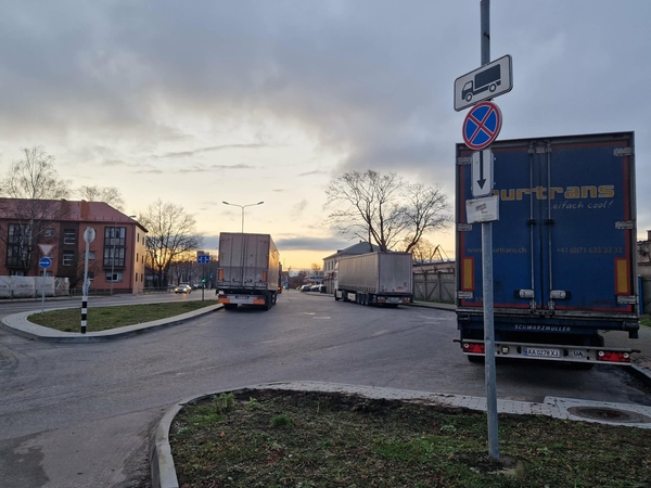 Laukimas: kol kas vilkikai prie „Klasco“ laukia galimybės įvažiuoti į įmonės teritoriją miesto žemėje.