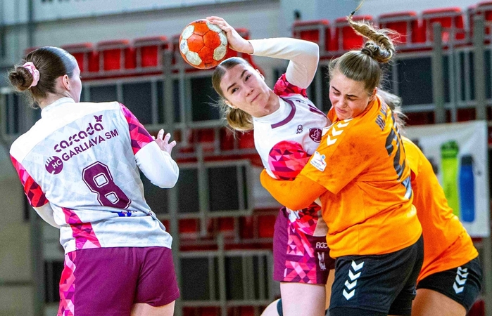 Varžovės: Panevėžio rankininkės (oranžinės spalvos marškinėliai) šalies čempionę „Cascadą-Garliavą SC“ įveikė svečiuose ir savo aikštėje.