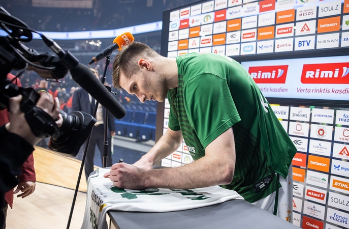 Iniciatyva: žalgiriečio Ą. Tubelio sportiniai marškinėliai su autografu iškeliavo į LKL gėrio karavano aukcioną.