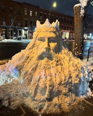 Kūryba: Niujorko gatvėje iš sniego krūvos baltarusių skulptorius ir architektas G. Loika nulipdė karaliaus Mindaugo skulptūrą.