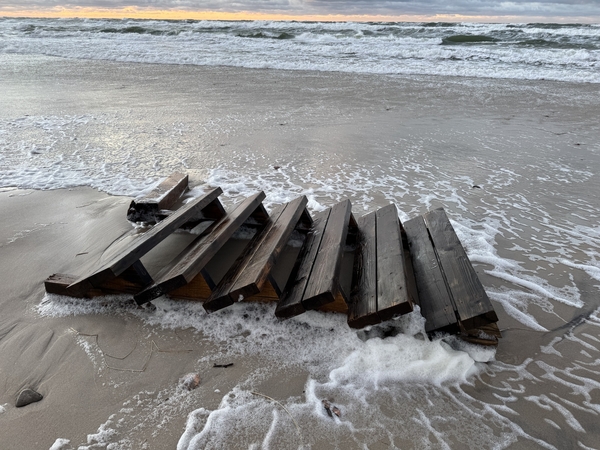 Žala: anot specialistų, laiptų likučiai bangų lengvai nunešami net kelis kilometrus.