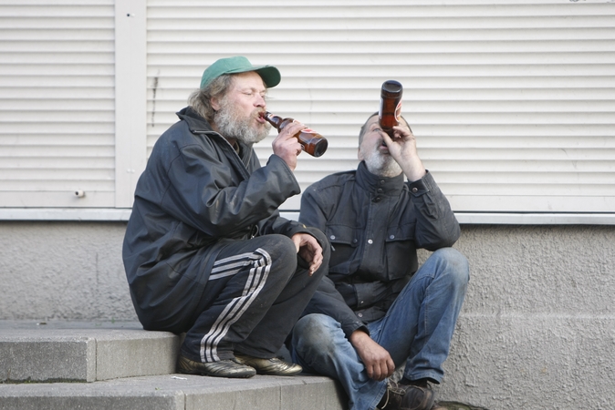 Geria: viešose vietose girtuokliaujantys asmenys tapo kone kasdieniu vaizdu vakarais – klaipėdiečiai nerimauja dėl asmeninio saugumo.