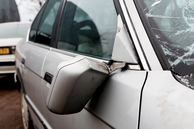 Pasekmės: vienas spyris mašinos savininkui lemia daugybę rūpesčių ir nuostolius.