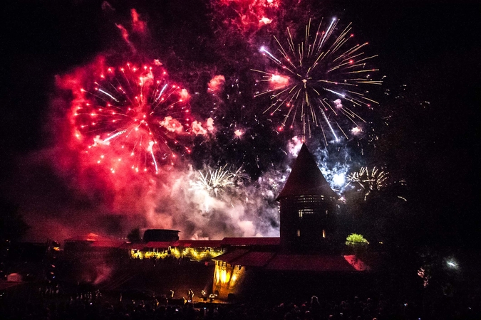 Pažeidimas: pirotechnikos sprogimai girdimi dar iki švenčių – neretai vėlai vakare dangų virš daugiabučių nušviečia fejerverkai, tačiau jie džiugina toli gražu ne visus.