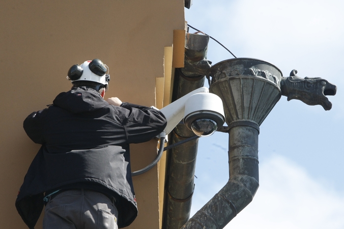 Skaičiai: vaizdo kameros padeda išsiaiškinti ir nusikaltimų aplinkybes.