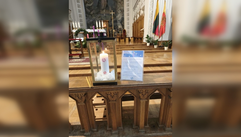 Simbolis: šiuo metu taikos ugnis iš Betliejaus yra Klaipėdos Marijos Taikos Karalienės bažnyčioje.