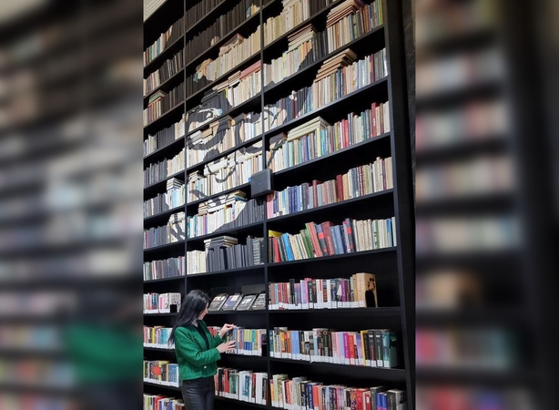 Receptas: dažniausiai prigyja trumpi, nekeliantys neigiamų asociacijų naujadarai. Labai svarbu, kad toks atsirastų, kol skolinys dar nelabai paplitęs. Jei žmonėms naujas žodis patinka, jis pakeičia svetimybę.