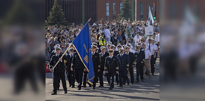 Vienybė: 25-erių metų sukaktį šiemet mininti Jūrų kapitonų asociacija per kiekvieną Jūros šventę žygiuoja iškilmingoje eisenoje kartu su tūkstančiais miestiečių.