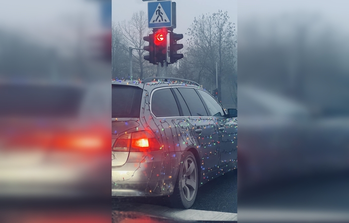 Nuotaika: Liepų gatve važiavęs automobilis atkreipė daugelio klaipėdiečių dėmesį.