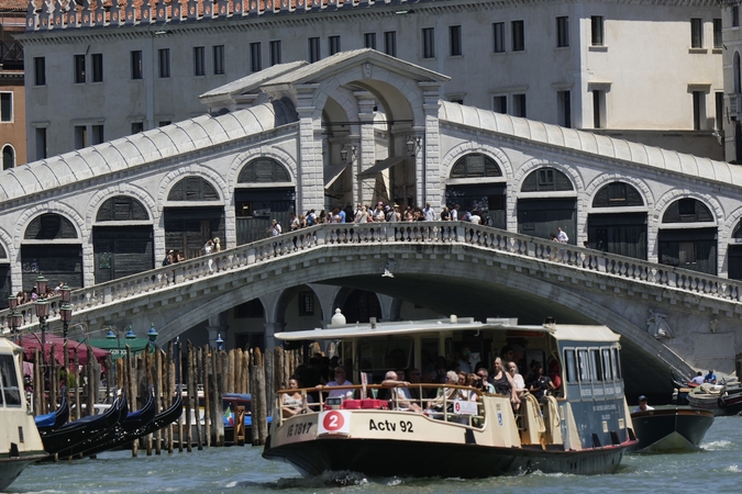 Venecijoje moteris pavogtu motorlaiviu apgadino Rialto tiltą