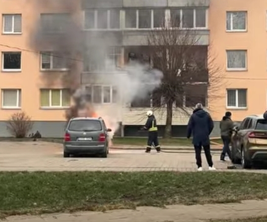 Kretingoje automobilis degė atvira liepsna